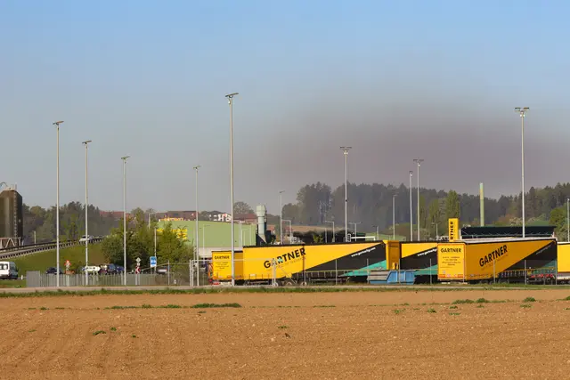 Bei einem Brand am Betriebsgelände der Gebrüder Gratz (im Hintergrund) in Edt bei Lambach wurden drei Personen verletzt. | Foto: laumat.at
