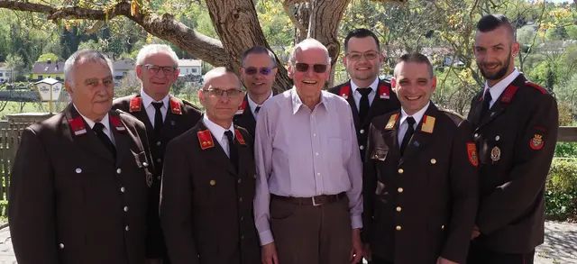 Die Freiwillige Feuerwehr Thunau am Kamp gratuliert Kamerad Franz Schierer herzlich zum 90. Geburtstag. | Foto: Freiwillige Feuerwehr Thunau