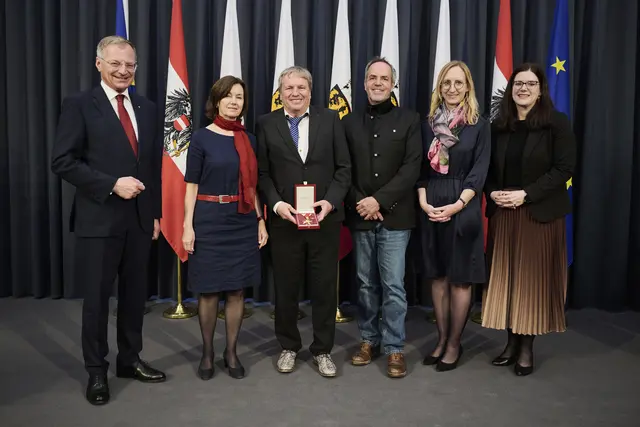 Peter Brugger aus Bad Goisern mit zahlreichen Gratulanten. | Foto: Land OÖ