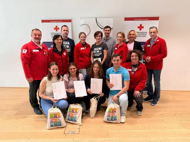 Hinten: Rotkreuz-Präsident Hans Ebner, Landesleiterin Maria Handl-Stelzhammer, Landesleiterin-Stv. Peter Völkl, Abteilungsleiterin Ulrike Hanka, Erste-Hilfe-Lehrbeauftragte Brigitte Abl, Klassenvorstand Harald Bogenreiter, Landesgeschäftsführer-Stellvertreterin Andrea Winter, Landesleiterin-Stv. Sylvia Graser, SQM Matthias Hesse, Vorne: Elisabeth Stelzhammer, Nicole Binder, Sophie Stöckl, Alessandro Pop gemeinsam mit Landesreferentin Andrea Gruber | Foto: Philipp Naber / JRK NÖ