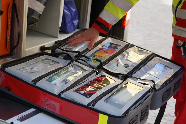 Von Diagnostik bis Wundmanagement findet viel Platz im Einsatzfahrzeug. Die Aufteilung erfolgt im gewöhnlichen Rucksach-Prinzip, wie es der Rettungsdienst bereits von der Notfallrettung kennt. | Foto: MeinBezirk/SPRENGER