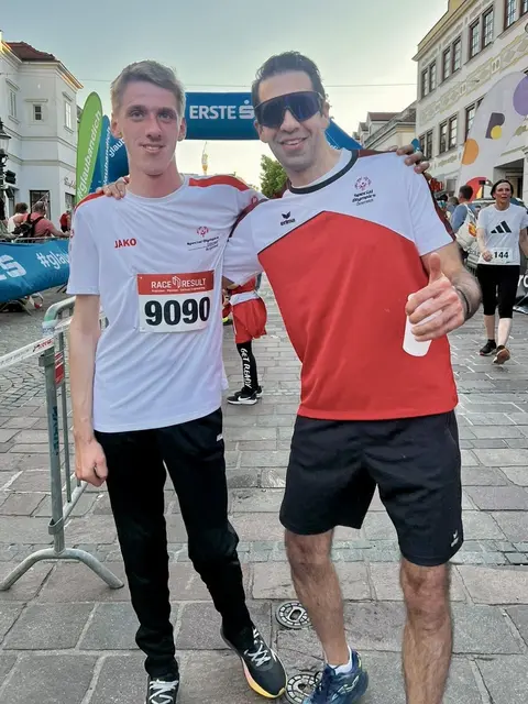 Janic Herzog von SeneCura Frauenkirchen mit Special Olympics Burgenland-Präsidenten Stephan Sharma | Foto: Special Olympics Burgenland