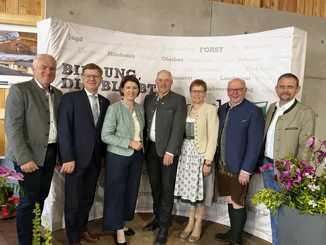 Ein Highlight war die feierliche Eröffnung der neuen Maschinenhalle. Mit einer Nutzfläche von rund 465 Quadratmetern bietet die neue Halle ausreichend Platz für moderne landwirtschaftliche Geräte sowie zusätzliche Praxisbereiche.  | Foto: LWBFS Otterbach