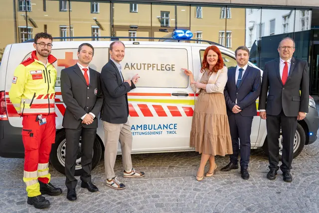 Vor einem Einsatzfahrzeug der „Akutpflege Tirol“ (v. l.): Akutpfleger Daniel, Projektleiter Christoph Schullern-Schrattenhofen, Bgm Johannes Anzengruber, LRin Cornelia Hagele, Armin Krösbacher (ÄLRD Tirol) und Andreas Karl (GF Rotes Kreuz Tirol). | Foto: Land Tirol/Schallhart