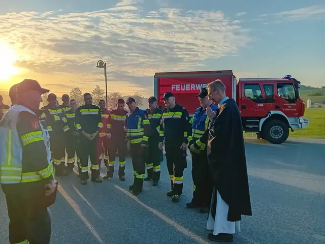 Abt Philipp im gemeinsamen Gebet mit den Einsatzkräften der Feuerwehr.  | Foto: Höfler