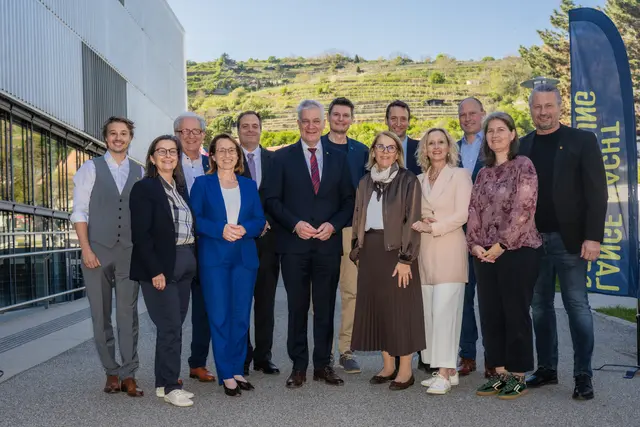 Jakob Wörtl (Gemeinderat); Prorektorin Siegl-Amerer (Karl Landsteiner Privatuniversität für Gesundheitswissenschaften); Günter Herz (Stadtrat); Rektorin Viktoria Weber (Universität für Weiterbildung Krems); Robert Wagner (Direktor Danube Private University); Landesrat Anton Kasser; Harald Leiter (ecoplus Technopolmanager Krems); Ulrike Prommer (GF IMC Krems); Udo Brändle (GF IMC Krems); Eva Maria Hochstöger (Gemeinderätin); Manfred Vogl (GF Brantner); Katharina Kreutzer (Kino im Kesselhaus, Kuratorin); Bürgermeister Peter Molnar. | Foto: Skokanitsch