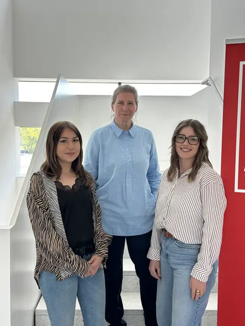 Geschäftsstellenleiterin Constance Haslberger (Mitte) mit den beiden Redakteurinnen Magdalena Wimmer (l.) und Cornelia Karrer (r.). | Foto: MeinBezirk