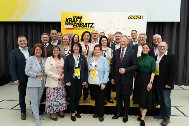 Ein Teil der Teilnehmer aus dem Bezirk Perg mit dem wiedergewählten ÖVP-Landeschef Thomas Stelzer. | Foto: OÖVP