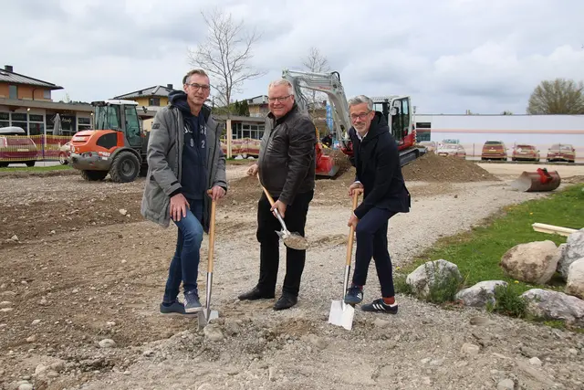 Spatenstich für den Pumptrack und den Freerunning Parcours: Tourismus-Obmann Hans Graf, Bürgermeister Simon Wallner, Grundstücksbesitzer Michael Grubinger.