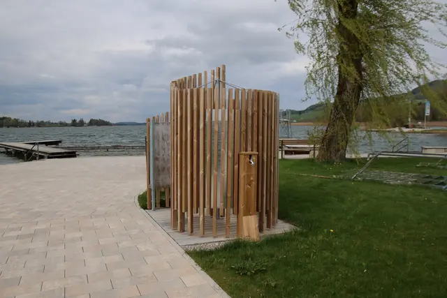 Neue Umkleidemöglichkeiten und Pflasterung im Strandbad.