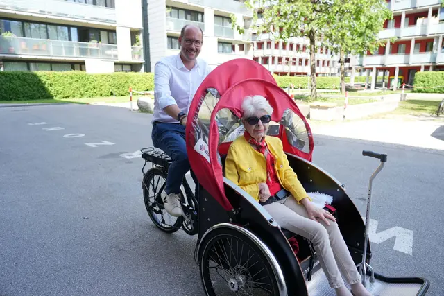 LR Gerber beim Projekt “Rikscha fahren. Menschen bewegen. Ehrenamt erleben” in Innsbruck | Foto: Land Tirol/Schallhart