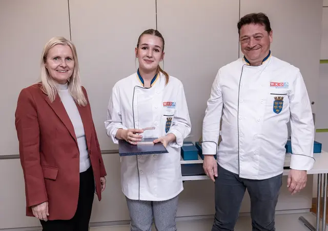 Konditor dritter Platz: Astrid Ledolter (BH Baden), Bronze-Gewinnerin Hanna Maglock, Landesinnungsmeister Christian Heiss (v.l.).

  | Foto: Andreas Biba