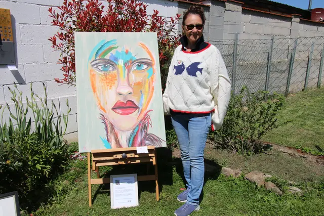 Claudia Lindenthal geboren  in Wien - lebt seit 2010 in Purbach am Neusiedler See. Schon als Kind hat Claudia sich an bunten Materialien erfreut. Zum Malen direkt ermutigt wurde sie später durch ihren Sohn und die positiven Rückmeldungen von Freunden und Familie. Claudias Werke entstehen aus der Inspiration durch das Leben, der Natur und von alten Meistern und Künstlern verschiedener Epochen. Das Wichtigste bei der Kunst ist für sie die Freude am Schaffen und die Freude zu geben.