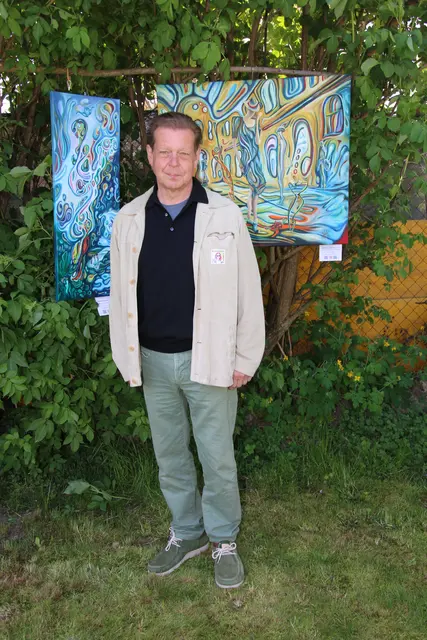 Michael Pfeiffer, in Wien geboren und heute in St. Margarethen sowie in Wien ansässig, steht für die Verbindung von handwerklicher Präzision und zeitgenössischem Surrealismus. Seine künstlerischen Wurzeln liegen an der Akademie der bildenden Künste Wien, wo er in der Meisterklasse von Arik Brauer die Techniken des Phantastischen Realismus perfektionierte.