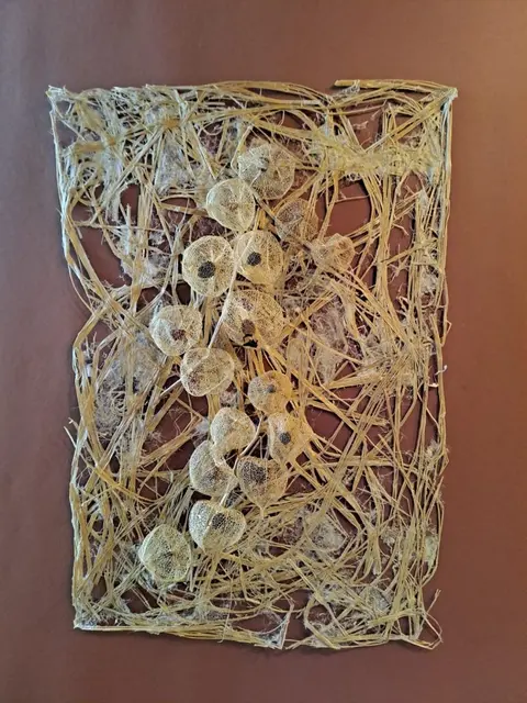 Kunstwerk der Künstlerin Brigitta Peinsipp aus dem Jahre 2022 mit dem Titel "Gartenschätze" in der Technik geschöpfte Pflanzen, in der Größe von 50 cm x 70 cm. | Foto: www.kitzaktiv.at/peinsipp/