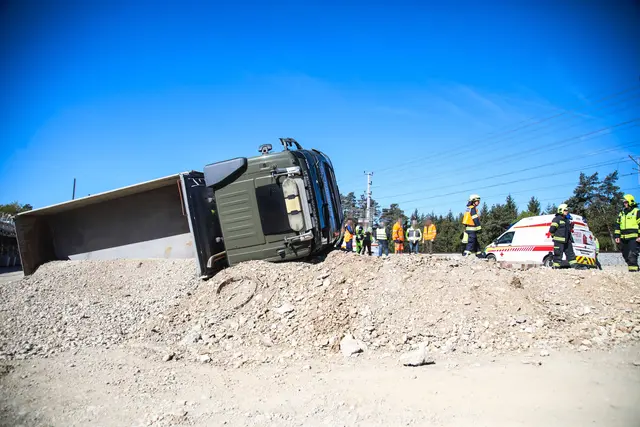 Lkw-Unfall auf der Bahnbaustelle in Marchtrenk: Ein Transporter kippte um – der Lenker wurde dabei verletzt. | Foto: laumat.at