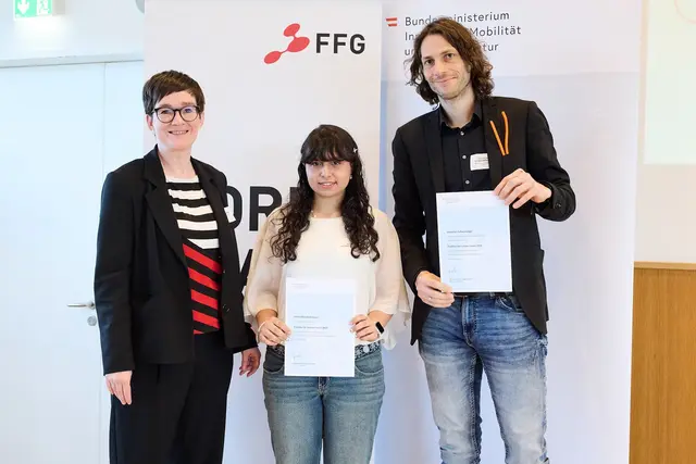 Hanita Hajiabolhassa (Mitte), Schülerin der 7A am Europagymnasium Leoben, wurde mit ihrem Forschungsprojekt als eines der besten österreichweit im Rahmen der Österreichischen Forschungsförderungsgesellschaft (FFG) ausgezeichnet.  | Foto: Anna Rauchenberger (FFG)