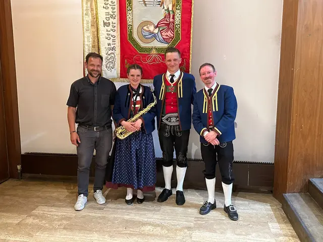 Instrumentenspende der Gemeinde mit Bgm. Riedl (li), Teresa Feichtner, Obmann Johannes Mair und Kapellmeister Jakob Grissemann