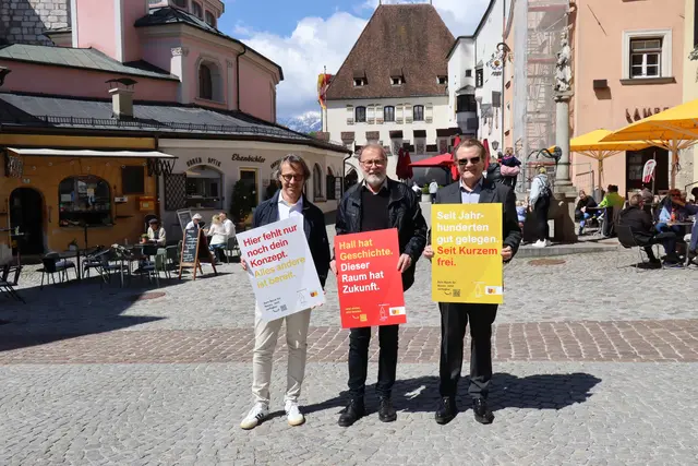Obmann der Haller Kaufleute Richard Madersbacher, Bgm. Christian Margreiter und TVB Hall-Wattens Obmann Werner Schiffner präsentieren die neue Plakat-Kampagne, um den Leerstand in der Haller Altstadt zu reduzieren. | Foto: Kendlbacher