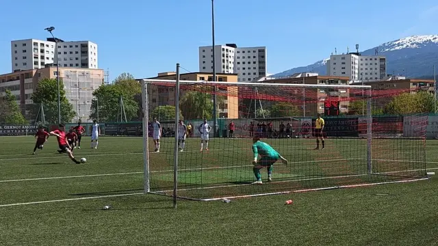 Denis Dulic fixiert per Strafstoß in der 89. Minute den Heimsieg der SVG Reichenau Juniors gegen den FC Vils. | Foto: SVR