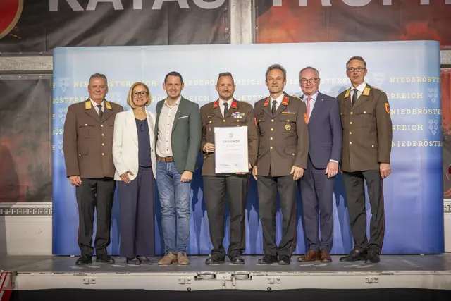 Auch die Freiwillige Feuerwehr Unterwolfsbach durfte sich über eine Urkunde zum 125-jährigen Bestehen freuen. | Foto: Matthias Fischer, NÖ LFK