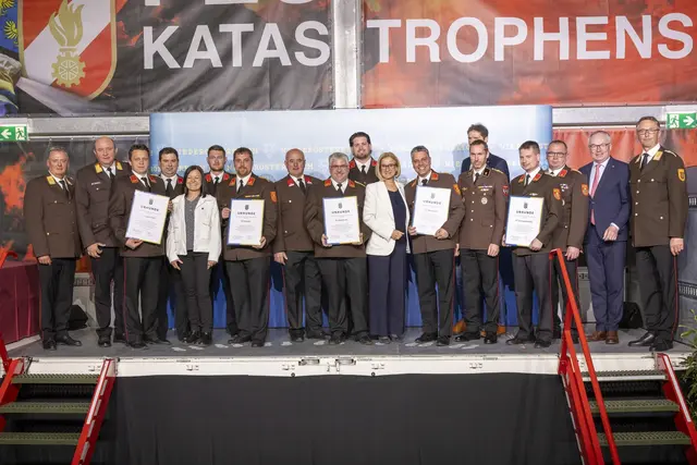 Fünf Feuerwehren aus dem Bezirk Wiener Neustadt wurden geehrt. | Foto: Matthias Fischer/NÖLFV