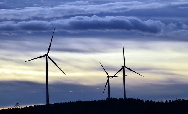 Dunkle Wolken ziehen um den geplanten Bau von Windrädern zwischen Rendezvousberg und Stammersdorfer Kellergasse auf.  | Foto: z. V. g. 