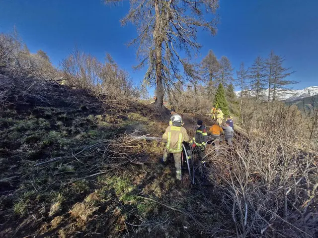 Durch mühsame Handarbeit wurden auch kleinere Glutnester gefunden und gelöscht. | Foto: FF Pfons
