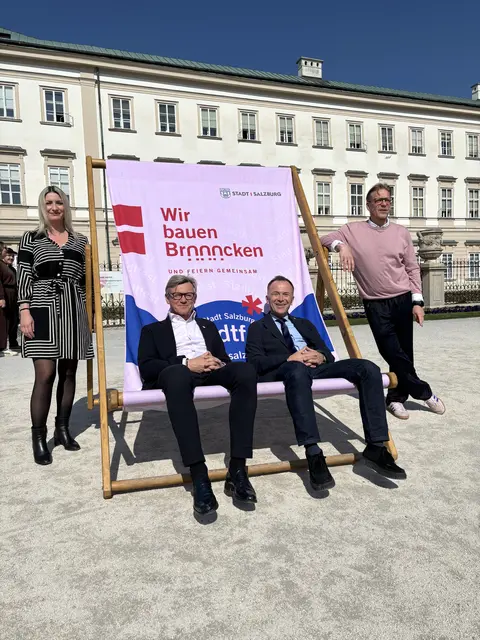 Drei Tage lang verwandeln sich die Plätze, Gassen und Brücken in der Stadt Salzburg in eine bunte Bühne für Begegnung, Musik, Kultur, Sport und gemeinsames Feiern. Im Bild: Lisa Stoff, Magistratsdirektor Max Tischler, Bürgermeister Bernhard Auinger und Jochen Höfferer 
 | Foto: Lisa Gold