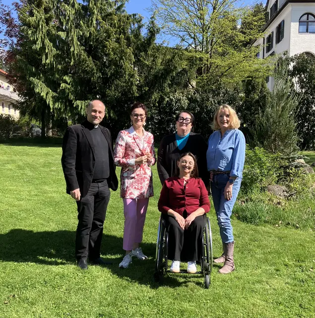 Fazit: Dankeschön für die schöne Feier und die Wertschätzung! Vlnr: Pfarrer Dr. Stefan Schantl, Caritas Salzburg Direktorin Andrea Schmid, Andrea Klapper Leiterin des Caritas Zentrums Wörgl, Haussammlerin Tania Zawadil und Praktikantin Sonja Trapp.