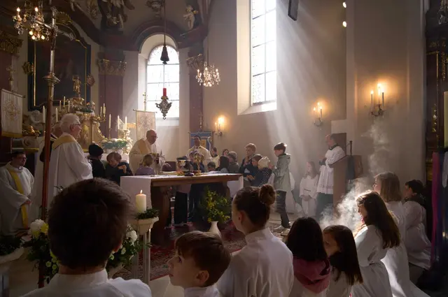 Im Rahmen eines festlichen Gottesdienstes in Horn wurde die bisherige Stadtpfarrkirche Sankt Stephan symbolisch in ihrer Rolle verändert und die Georgskirche im Stadtzentrum zur neuen Stadtpfarrkirche erhoben. | Foto: Reinhard Litschauer