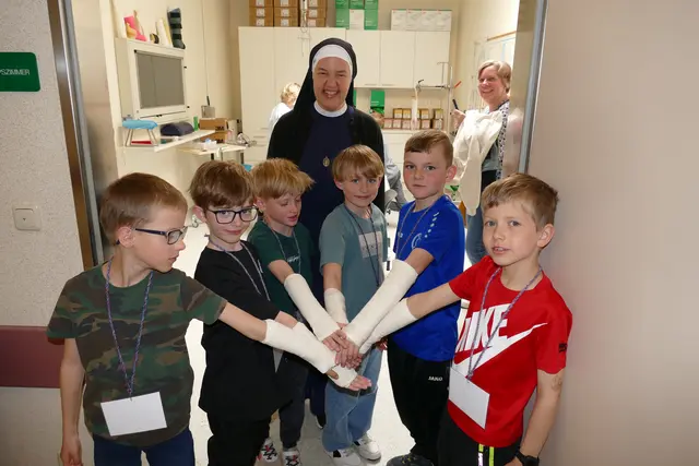 Besonderen Anklang fanden bei den Kindern die Gipser, die ihnen einen Gipsverband anlegten | Foto: Foto: Putz