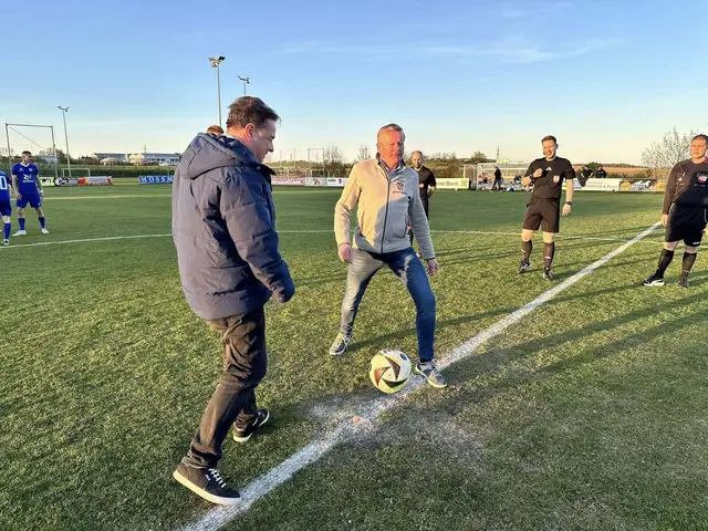 Vor dem Spiel nahmen beide Sponsoren den Ehrenankick vor. | Foto: Markus Kahrer