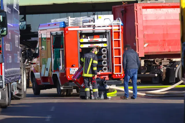 Bei einem Brand am Betriebsgelände der Gebrüder Gratz in Edt bei Lambach wurden drei Personen verletzt. | Foto: laumat.at