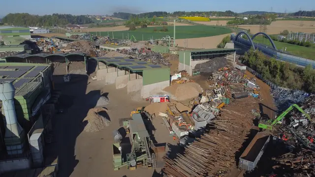 Bei einem Brand am Betriebsgelände der Gebrüder Gratz in Edt bei Lambach wurden drei Personen verletzt. | Foto: laumat.at