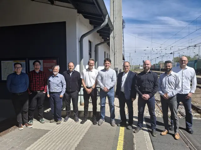 Tomáš Štastný,  Vertretung SŽ (Generaldirektion Prag), Stanislav Krčma (Kordis), Walter Fallheier (Initiative Nordwestbahn Retz), Volkan Avci(ÖBB Personenverkehr), Jochen Hladik (Pendlerexperte),  Jiří Kacetl (Vizebürgermeister Znaim), Jakob Raffel (ehemaliger ÖBB-Mitarbeiter), Ing. Filip Novotný, (České dráhy/Tschechische Bahnen), Jakub Maršalik (SVD-JZM), Dominik Mazel (České dráhy/Tschechische Bahnen)
 | Foto: Fallheier