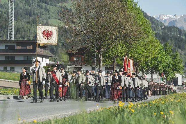 Natürlich waren die Traditionsverbände für den Anlass ausgerückt.  | Foto: LFV Tirol / Martin Ludwig