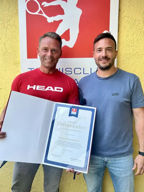 Thomas Reichkendler (li.) wurde offiziell zum Ehrenpräsidenten ernannt. Marcel Schönauer, Obmann des TC Sparkasse Kufstein gratulierte ihm.
 | Foto: TC Sparkasse Kufstein