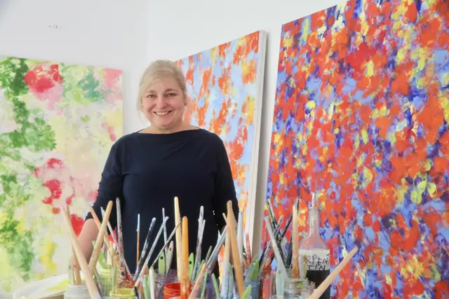 Ihre Bilder sind Farbereignisse, zartes Pastell in vielen Schichten, die an den blühenden Baum vor dem Fenster erinnern, Frühling pur.  | Foto: Ulrike Kozeschnik-Schlick
