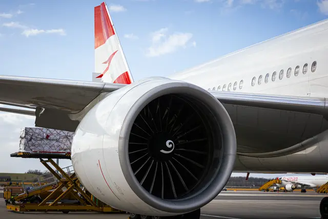 Da eine Reparatur ohne passende Ersatzteile vor Ort nicht möglich gewesen sei, musste der Flug auf Dienstag, 28. April, verschoben werden. (Symbolbild) | Foto: Austrian Airlines