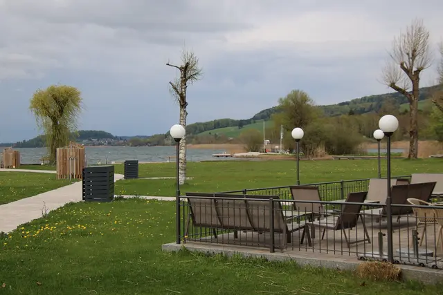 Das Strandbad Obertrum bietet großzügige Liegefllächen.