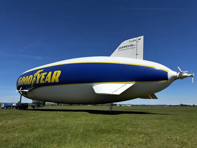 Auf seinem Boxenstopp am Heimweg nach Friedrichshafen durften Fans eines der letzten Luftschiffe und Schaulustige den Zeppelin am Welser Flugplatz bestaunen. | Foto: MeinBezirk