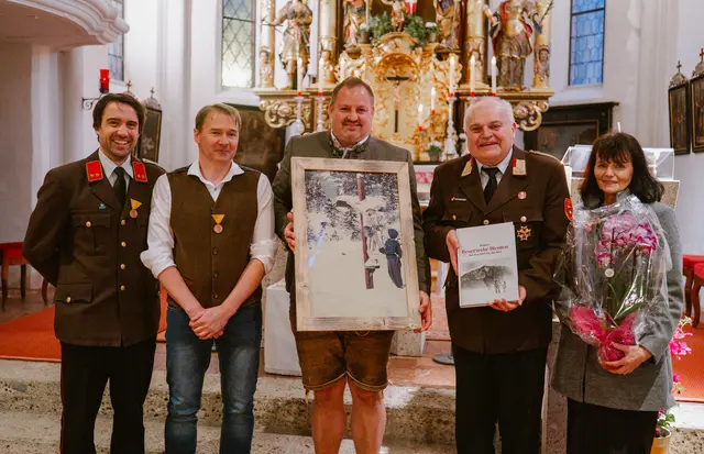 Das Buch wurde im feierlichen Rahmen an Klaus Portenkirchner übergeben. | Foto: Bernhard Burger