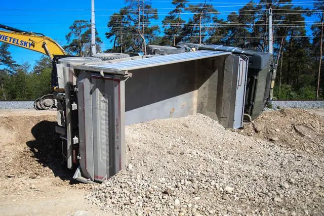 Lkw-Unfall auf der Bahnbaustelle in Marchtrenk: Ein Transporter kippte um – der Lenker wurde dabei verletzt. | Foto: laumat.at