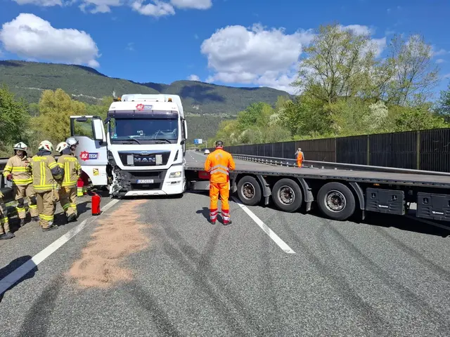 Zwei Unfälle im Oberland: In Tarrenz wurden zwei Männer bei einem Frontalzusammenstoß verletzt, auf der A12 bei Telfs blockierte ein verunfallter Sattelzug stundenlang die gesamte Fahrbahn. | Foto: MeinBezirk