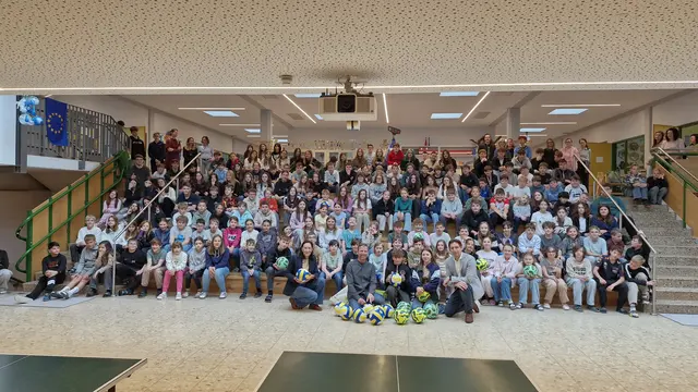 Moritz Rechberger organisiert Sportbälle für die Mittelschule Lebring