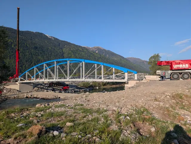 Die Bauarbeiten schreiten voran- Ende Juli oder Anfang August soll die Brücke fertiggestellt sein.  | Foto: MeinBezirk/Carmen Rienzner