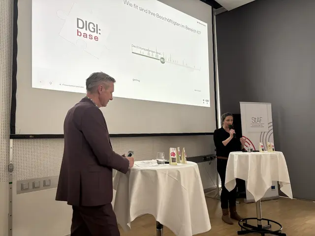 Tanja Jeschek stellt im Gespräch mit Moderator Oliver Zeisberger die Plattform DIGI:Base vor, die Unternehmen und deren Beschäftigte bei der Weiterentwicklung und Qualifizierung im Bereich digitaler Kompetenz unterstützt. | Foto: MeinBezirk/Heimo Potzinger