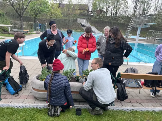 Mit viel Freude und Eifer pflanzten auch heuer zwei Klassen der Brückenschule Langenhart gemeinsam mit Mitarbeitern des Bauhofs im Freibad St. Valentin Blumen ein. | Foto: Stadtgemeinde St. Valentin