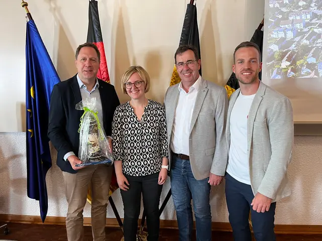 Von links: Oberbürgermeister (Winnenden) Hartmut Holzwarth, Ortsobfrau des 
Wirtschaftsbundes Wals-Siezenheim, Vizebürgermeisterin Mag. Karin Huber, Bürgermeister (Wals�Siezenheim) Andreas Hasenöhrl und Wirtschaftsförderer (Winnenden) Timm Hettich. | Foto: WB Wals-Siezenheim
